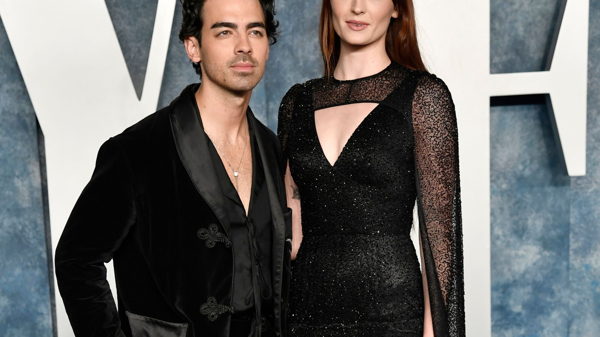 Joe Jonas (l) und Sophie Turner auf der Vanity Fair Oscar Party. Das Paar hat sich getrennt. - Foto: Evan Agostini/Invision/AP/dpa