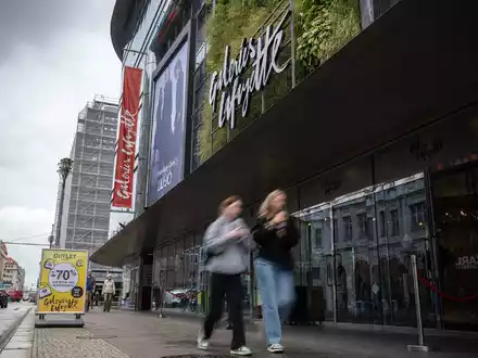 Nach rund 27 Jahren in Berlin steht das Aus für das Kaufhaus Galeries Lafayette Ende 2024 fest. - Foto: Hannes P. Albert/dpa