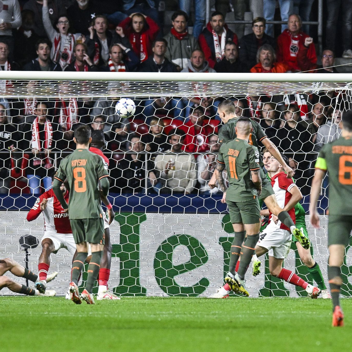 Danylo Sikan (M) traf zweimal für Schachtar Donezk in Antwerpen. - Foto: Tom Goyvaerts/Belga/dpa