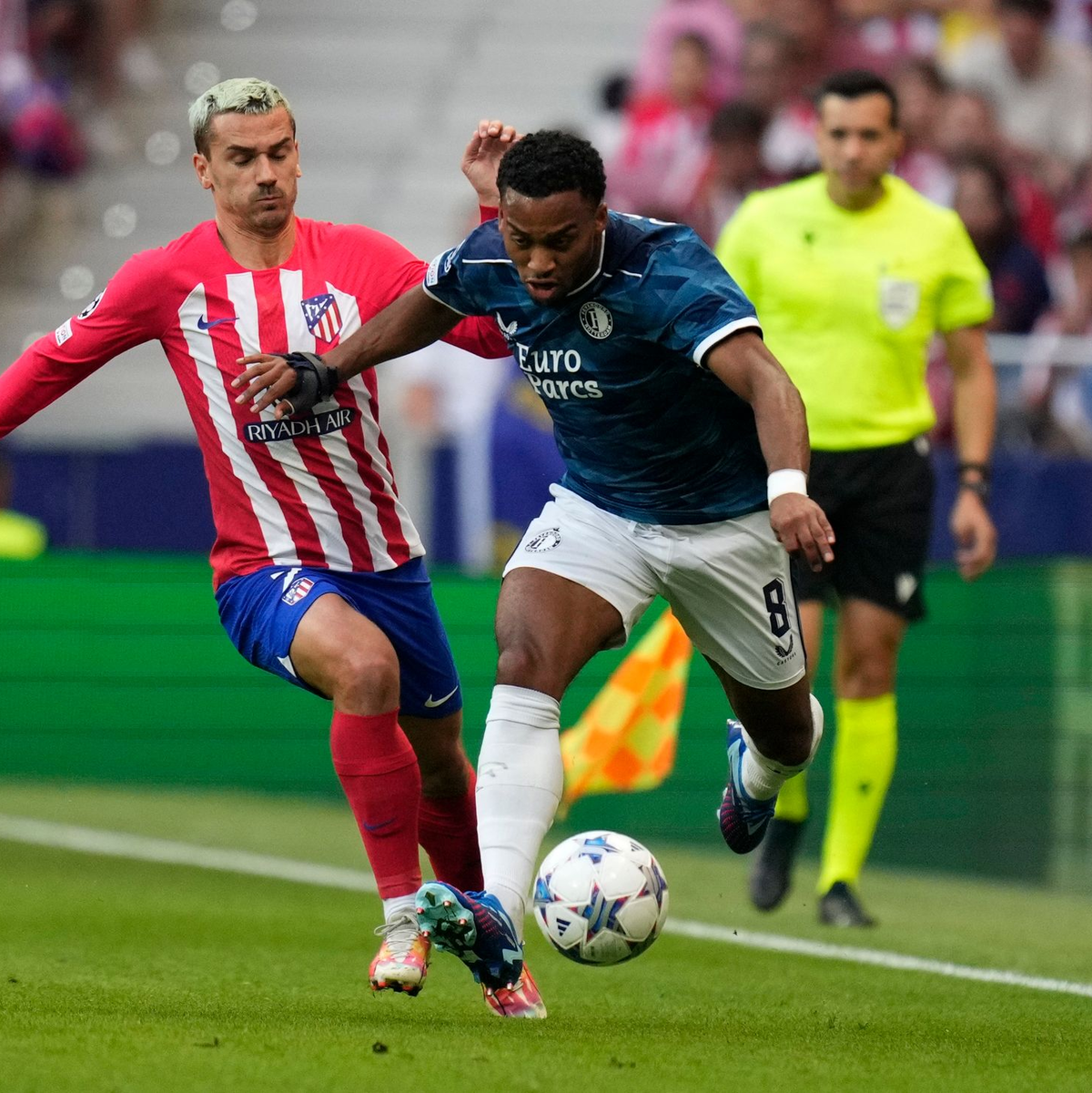 Antoine Griezmann (l) sorgte gegen Feyenoord für den Ausgleich für Atlético Madrid. - Foto: Bernat Armangue/AP