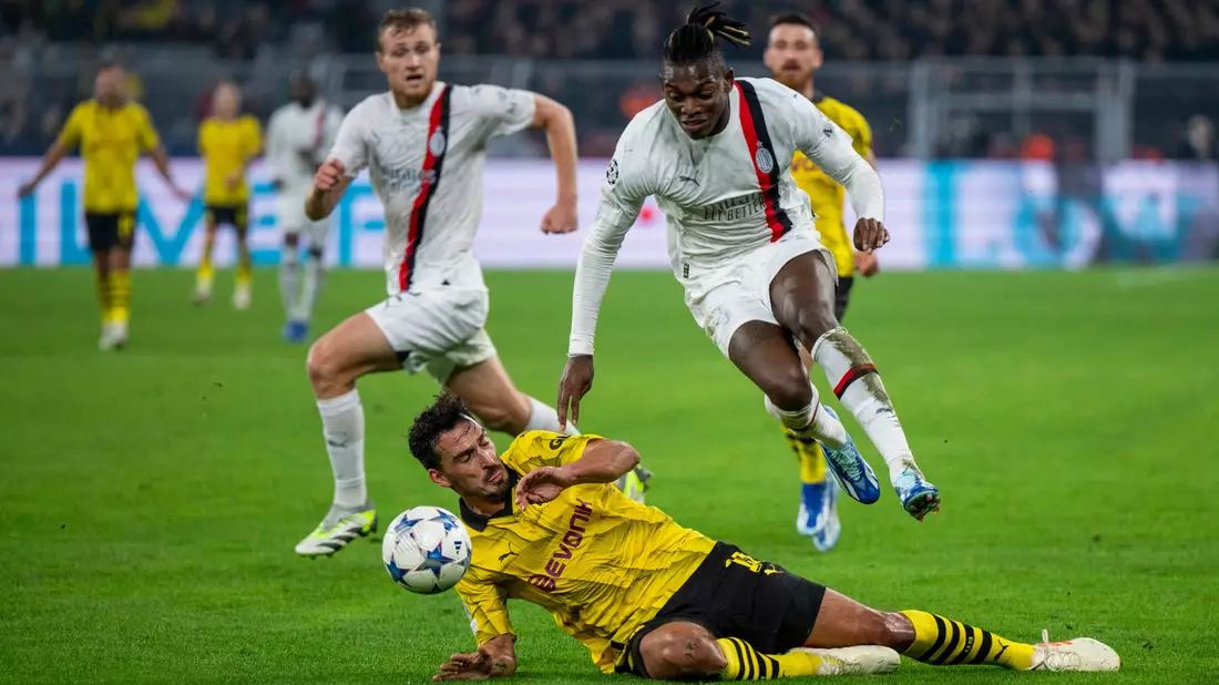BVB-Profi Mats Hummels (l.) und Milans Rafael Leão teilten sich in Dortmund die Punkte.. - Bild: David Inderlied/dpa