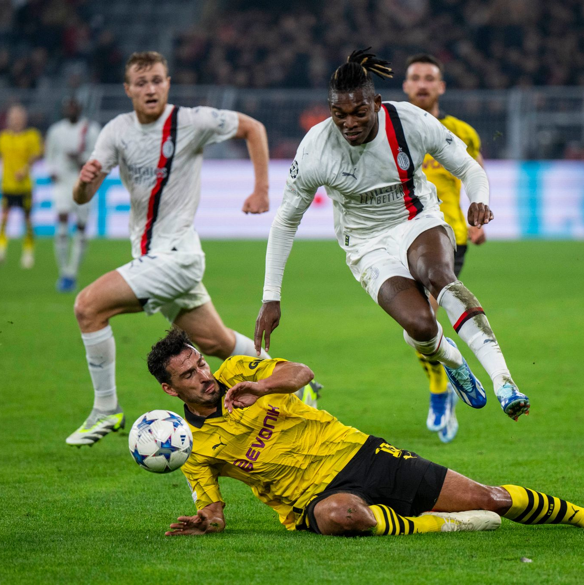BVB-Profi Mats Hummels (l.) und Milans Rafael Leão teilten sich in Dortmund die Punkte.. - Foto: David Inderlied/dpa