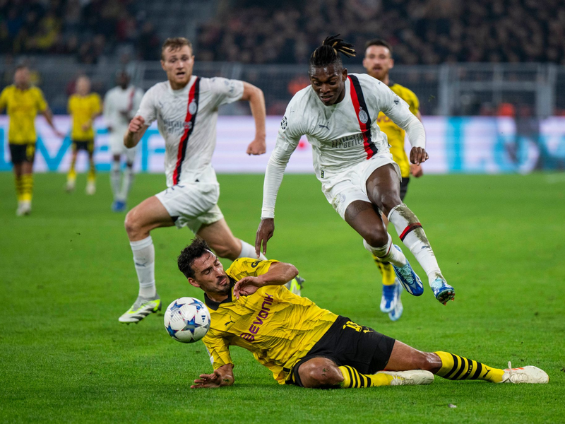BVB-Profi Mats Hummels (l.) und Milans Rafael Leão teilten sich in Dortmund die Punkte.. - Foto: David Inderlied/dpa