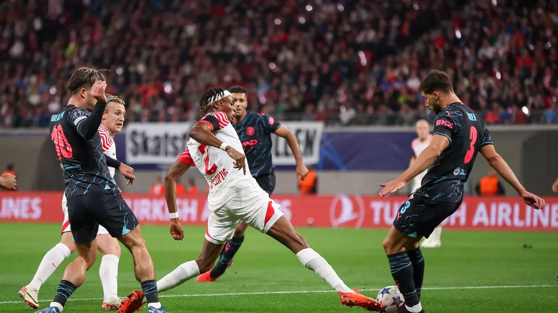Titelverteidiger Manchester City (dunkle Trikots) setzte sich knapp bei RB Leipzig durch. - Bild: Jan Woitas/dpa