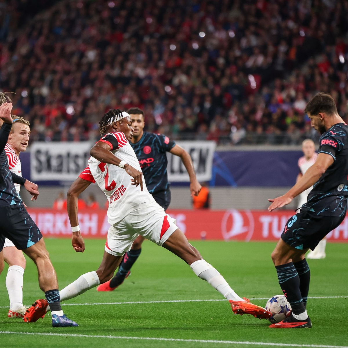 Titelverteidiger Manchester City (dunkle Trikots) setzte sich knapp bei RB Leipzig durch. - Foto: Jan Woitas/dpa