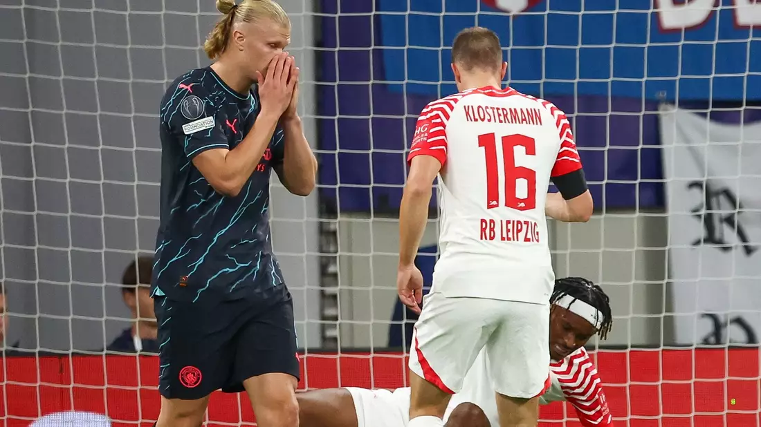 ManCity-Torjäger Erling Haaland trauert eine vergebenen Chance nach. - Bild: Jan Woitas/dpa