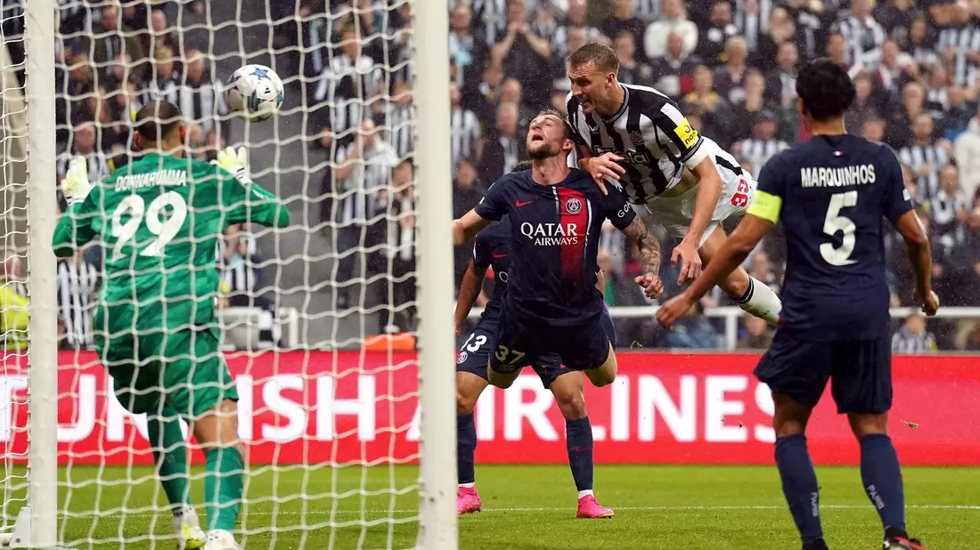 Dan Burn (2.v.r) erzielte das zweite Newcastle-Tor gegen PSG. - Bild: Owen Humphreys/PA Wire/dpa