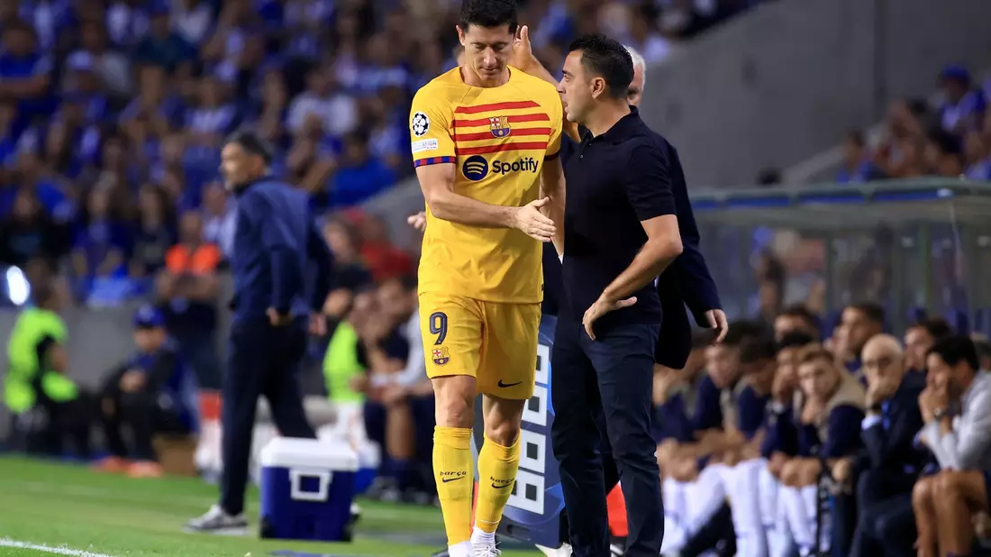 Robert Lewandowski musste bei Barcelonas Sieg in Porto verletzt ausgewechselt werden. - Bild: Luis Vieira/AP/dpa