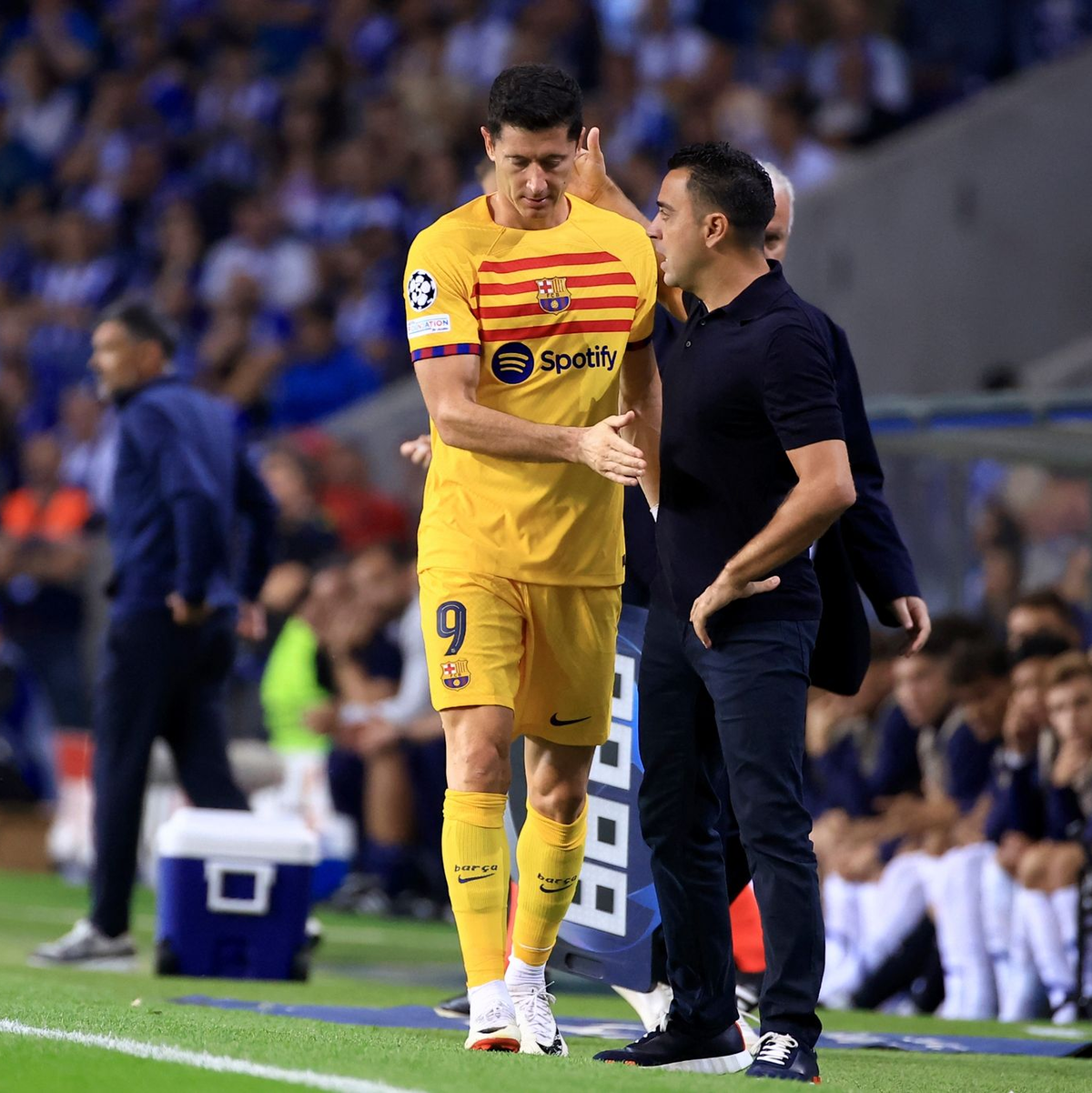 Robert Lewandowski musste bei Barcelonas Sieg in Porto verletzt ausgewechselt werden. - Foto: Luis Vieira/AP/dpa