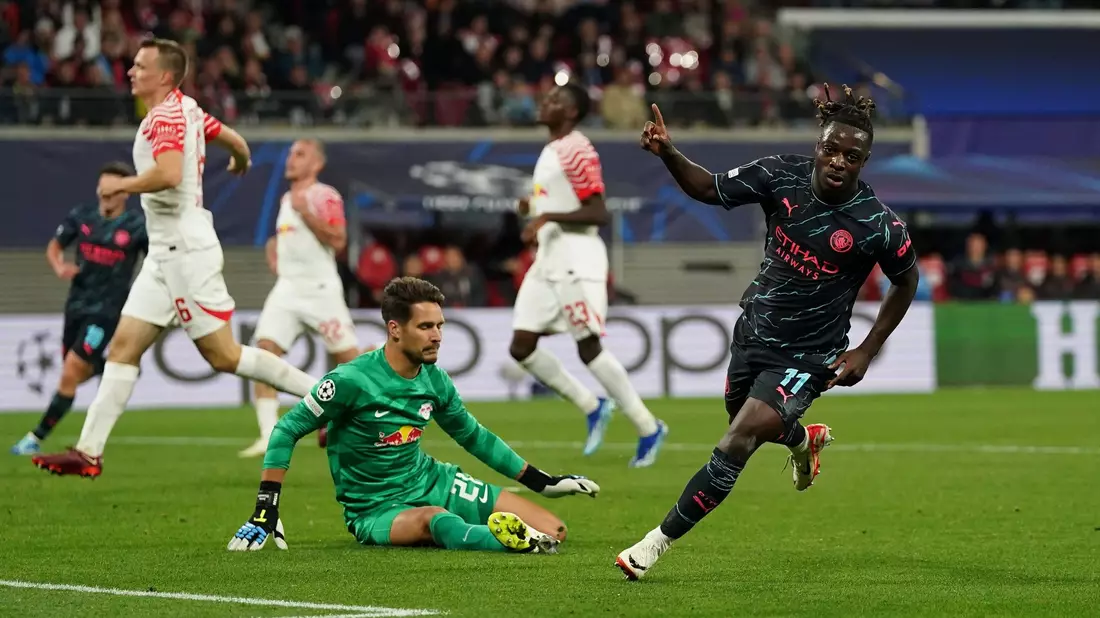Jeremy Doku (r) setzte beim ManCity-Sieg in Leipzig den Schlusspunkt. - Bild: Nick Potts/PA Wire/dpa