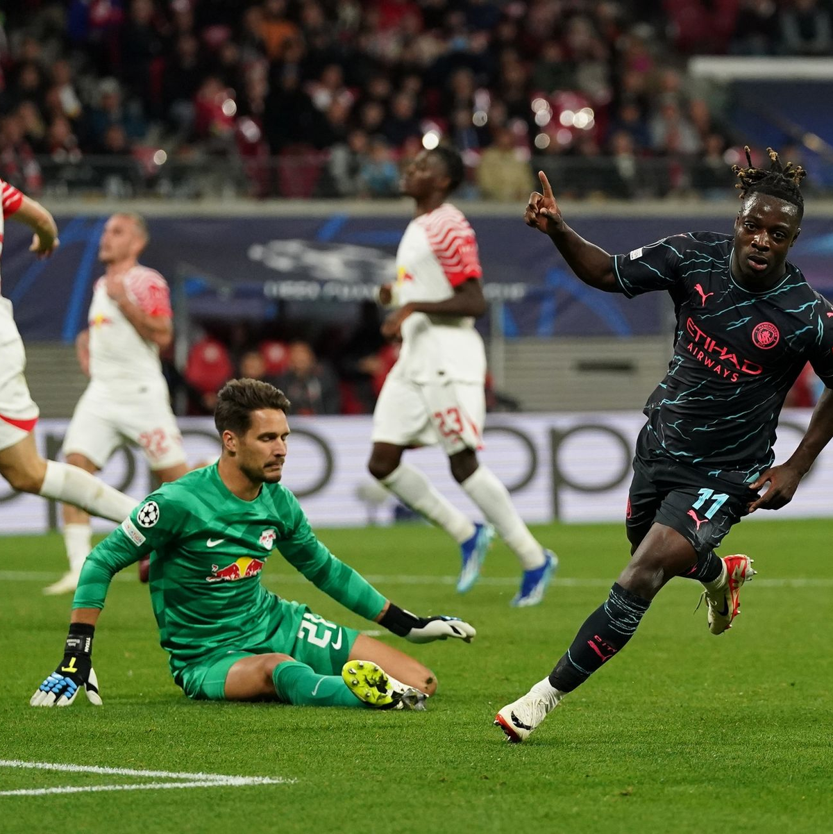 Jeremy Doku (r) setzte beim ManCity-Sieg in Leipzig den Schlusspunkt. - Foto: Nick Potts/PA Wire/dpa