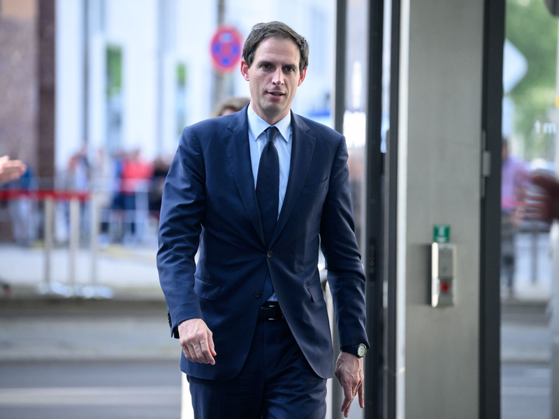 Der angehende EU-Klimakommissar Wopke Hoekstra spricht sich für Steuern auf Kerosin aus. - Foto: Bernd von Jutrczenka/dpa