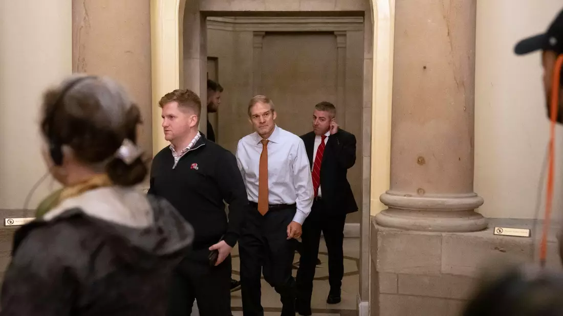 Jim Jordan verlässt das Büro des Sprechers des Repräsentantenhauses. - Bild: Mark Schiefelbein/AP