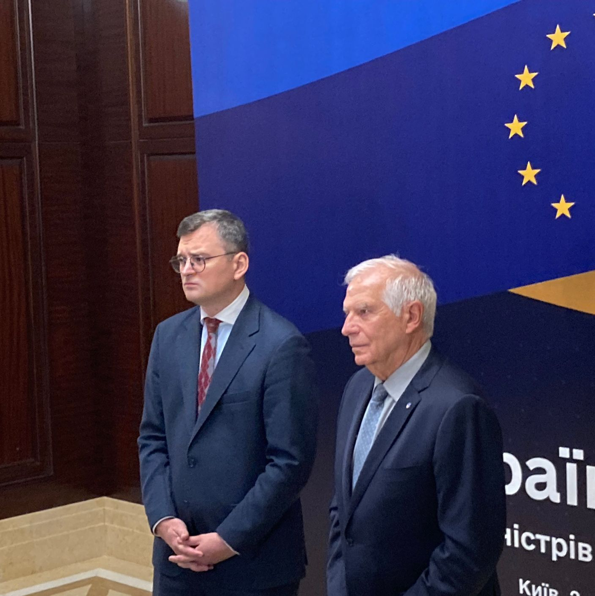 Der ukrainische Außenminister Dmytro Kuleba (l) und der EU-Außenbeauftragte Josep Borrell sprechen zur Eröffnung des informellen EU-Außenministerrates in Kiew. - Foto: Friedemann Kohler/dpa