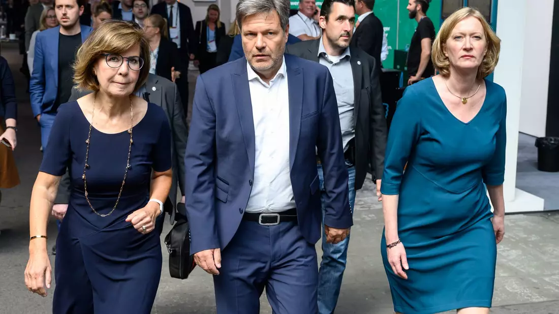 Wirtschaftsminister Robert Habeck wird von Marie-Luise Wolff (l), BDEW-Präsidentin, und Kerstin Andreae (r), Vorsitzende der Hauptgeschäftsführung des BDEW, beim Kongress des Bundesverbands der Energie- und Wasserwirtschaft (BDEW) begrüßt. - Bild: Bernd von Jutrczenka/dpa
