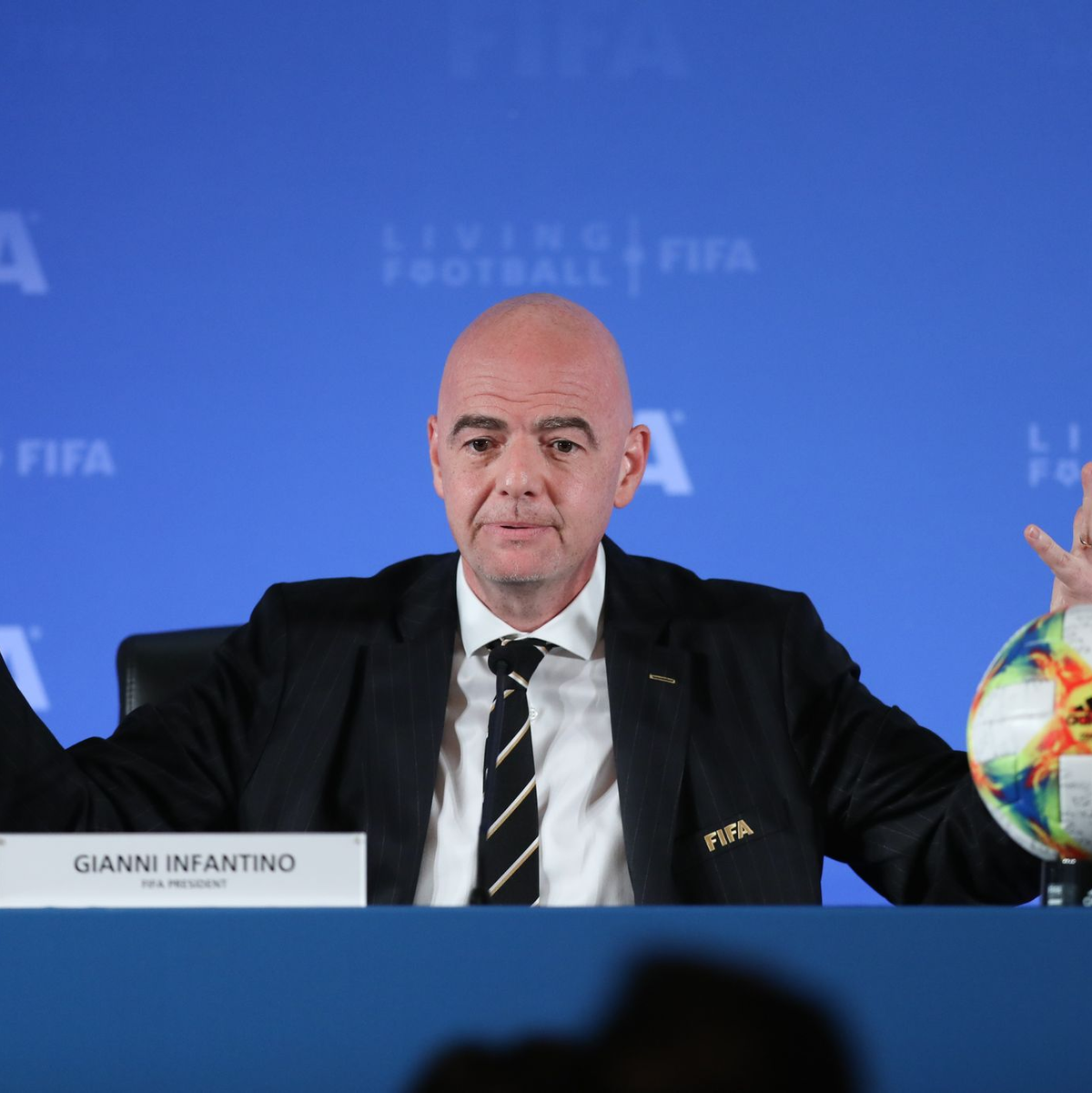 FIFA-Präsident Gianni Infantino ist gegen die Einführung einer Blauen Karte. - Foto: Ding Ting/XinHua/dpa