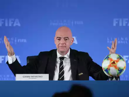 FIFA-Präsident Gianni Infantino ist gegen die Einführung einer Blauen Karte. - Foto: Ding Ting/XinHua/dpa