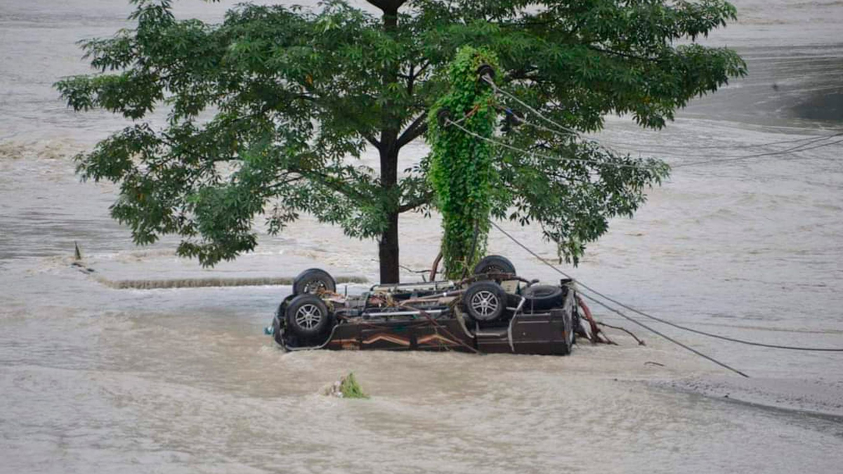 Nach starken Regenfällen ist der Fluss Teesta über die Ufer getreten und hat ein Auto mitgerissen. - Foto: Prakash Adhikari/AP/dpa