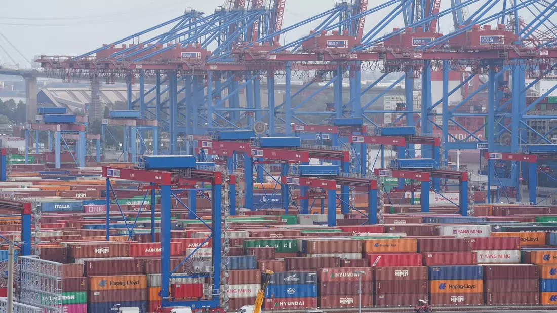 Das Statistische Bundesamt präsentiert ernüchternde Exportzahlen für den Monat August. - Bild: Marcus Brandt/dpa