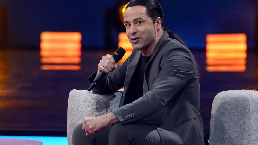 Comedian Bülent Ceylan veröffentlicht im März 2024 sein Debütalbum. - Bild: Jason Harrell/dpa/Archiv