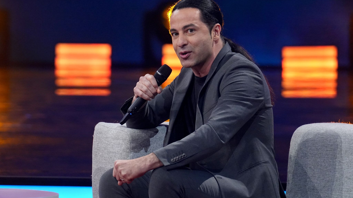 Comedian Bülent Ceylan veröffentlicht im März 2024 sein Debütalbum. - Foto: Jason Harrell/dpa/Archiv