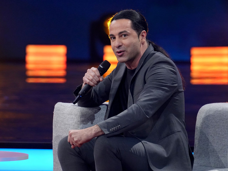 Comedian Bülent Ceylan veröffentlicht im März 2024 sein Debütalbum. - Foto: Jason Harrell/dpa/Archiv
