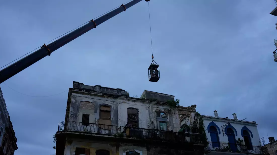 Einheiten der Feuerwehr sind in Havanna im Einsatz, nachdem ein Haus teilweise eingestürzt ist. - Bild: Ramon Espinosa/AP/dpa