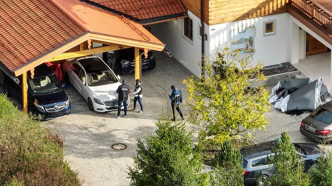Zollbeamte während einer Razzia in einer Villa am Tegernsee. - Bild: Christoph Reichwein/dpa