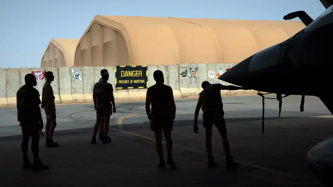 Mechaniker der französischen Luftwaffe inspizieren eine Mirage 2000 auf dem Stützpunkt in Niamey. - Bild: Uncredited/AP/dpa