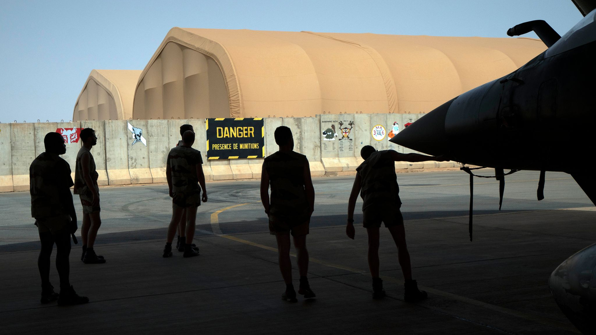 Mechaniker der französischen Luftwaffe inspizieren eine Mirage 2000 auf dem Stützpunkt in Niamey. - Foto: Uncredited/AP/dpa