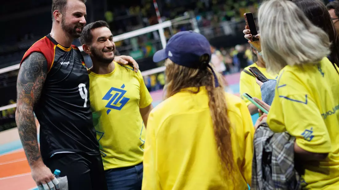 Die deutschen Volleyballer um Georg Grozer (M) haben beste Chancen, sich für die Olympischen Spiele in Paris zu qualifizieren. - Bild: Joao Gabriel Alves/dpa