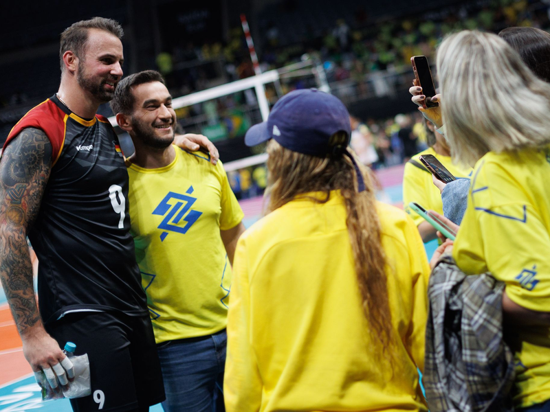 Die deutschen Volleyballer um Georg Grozer (M) haben beste Chancen, sich für die Olympischen Spiele in Paris zu qualifizieren. - Foto: Joao Gabriel Alves/dpa