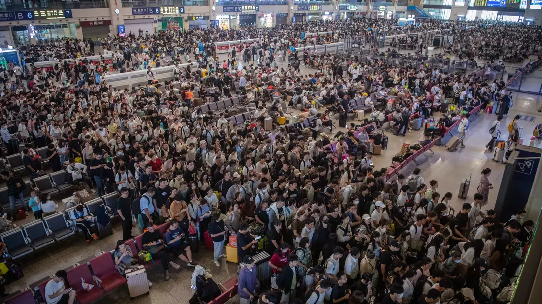 Im Bahnhof Hankou in Wuhan ist der Boom des Inlandstourismus besonders gut zu sehen. - Bild: Wu Zhizun/XinHua/dpa