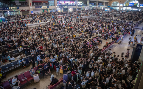 Im Bahnhof Hankou in Wuhan ist der Boom des Inlandstourismus besonders gut zu sehen. - Foto: Wu Zhizun/XinHua/dpa