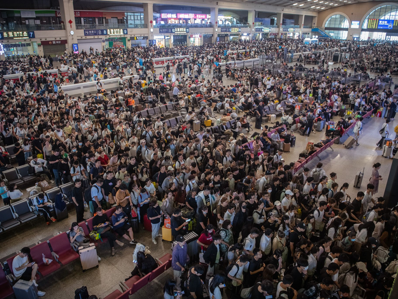 Im Bahnhof Hankou in Wuhan ist der Boom des Inlandstourismus besonders gut zu sehen. - Foto: Wu Zhizun/XinHua/dpa