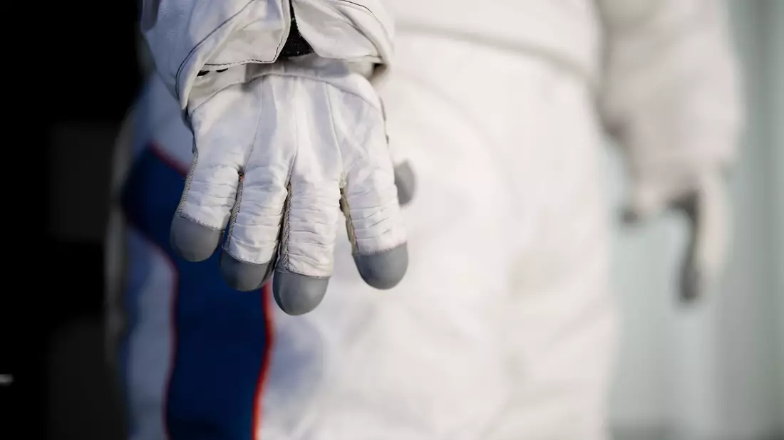 Ein Prototyp des Raumanzugs Axiom Extravehicular Mobility Unit (AxEMU). Das italienische Modelabel Prada soll die Raumanzüge mitentwickeln. - Bild: Axiom Space/dpa
