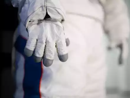 Ein Prototyp des Raumanzugs Axiom Extravehicular Mobility Unit (AxEMU). Das italienische Modelabel Prada soll die Raumanzüge mitentwickeln. - Foto: Axiom Space/dpa