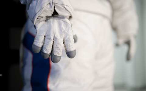 Ein Prototyp des Raumanzugs Axiom Extravehicular Mobility Unit (AxEMU). Das italienische Modelabel Prada soll die Raumanzüge mitentwickeln. - Foto: Axiom Space/dpa