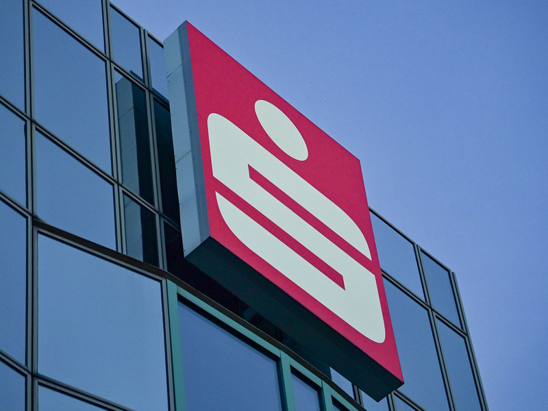 Wie am besten Geld anlegen? Der Sparkassen-Chef hat eine klare Meinung. - Foto: Patrick Pleul/dpa