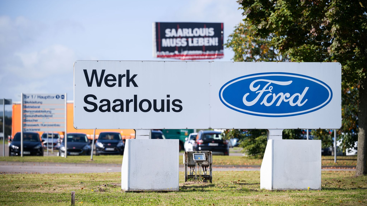 Das Ford-Werk in Saarlouis: Ende 2025 beendet der amerikanische Autobauer hier seine Focus-Produktion. - Foto: Oliver Dietze/dpa