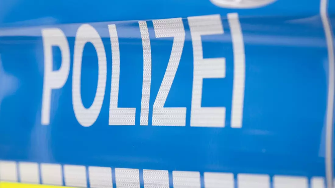 Die Polizei hat in Wolfsburg einen alkoholisierten Autofahrer angehalten. Die Ausrede des Mannes brachte die Beamten zum Schmunzeln. - Bild: Boris Roessler/dpa/Symbolbild