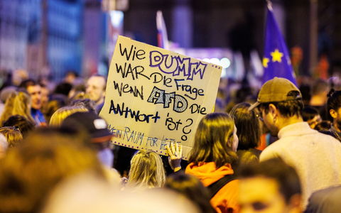 Auf einer Kundgebung protestieren Menschen gegen den Rechtsruck in Bayern. - Foto: Matthias Balk/dpa