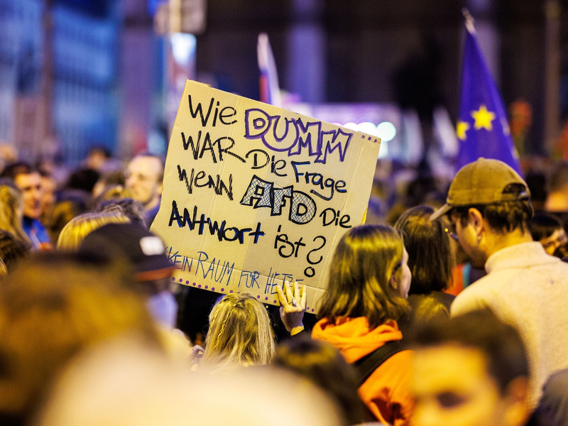 Auf einer Kundgebung protestieren Menschen gegen den Rechtsruck in Bayern. - Foto: Matthias Balk/dpa