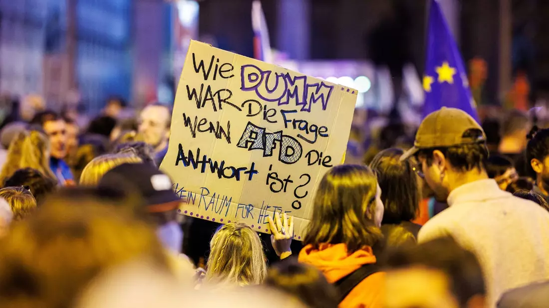 Auf einer Kundgebung protestieren Menschen gegen den Rechtsruck in Bayern. - Bild: Matthias Balk/dpa