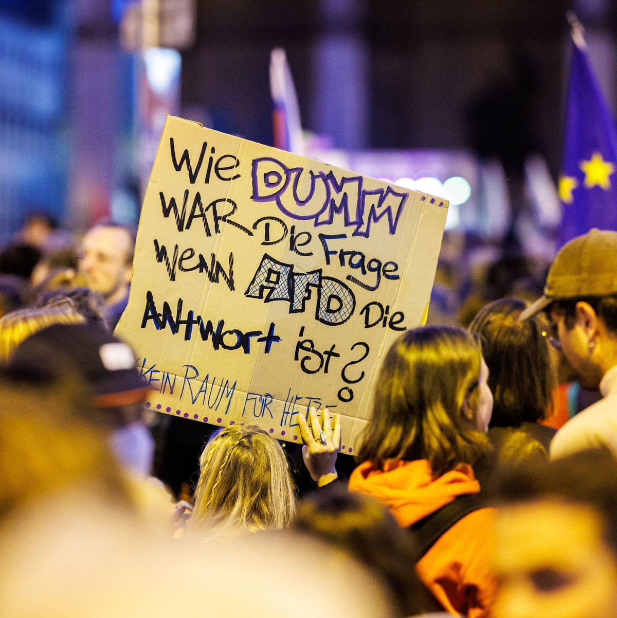 Auf einer Kundgebung protestieren Menschen gegen den Rechtsruck in Bayern. - Foto: Matthias Balk/dpa