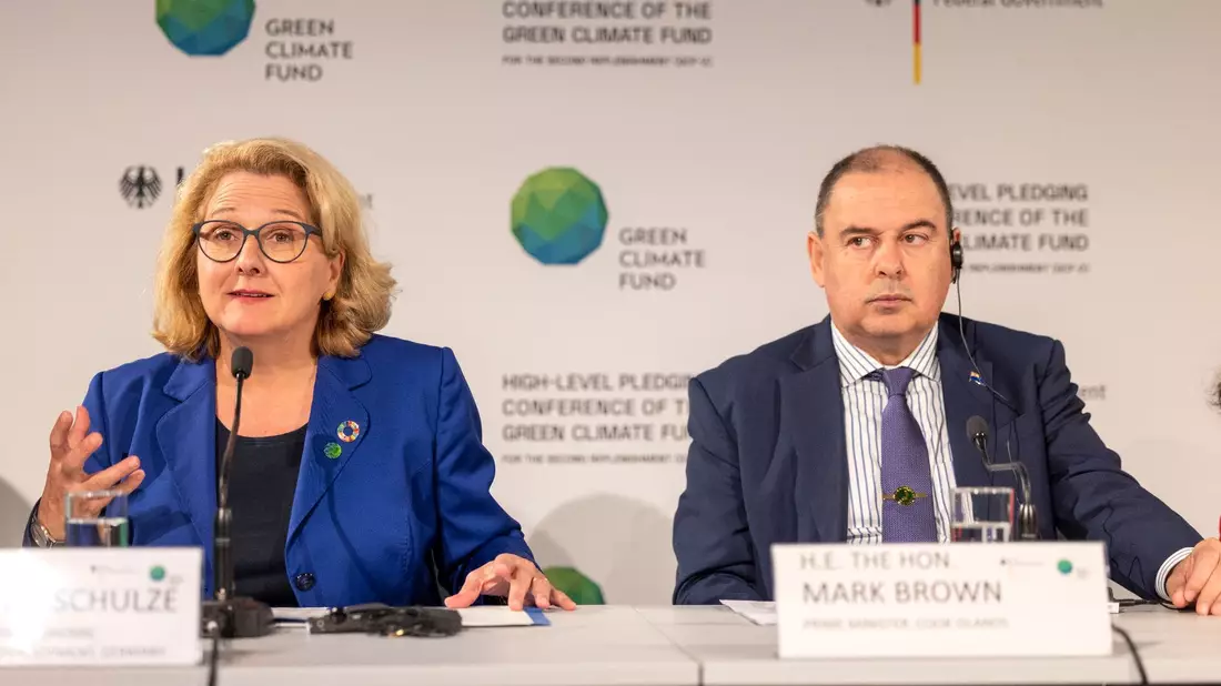 Svenja Schulze (SPD) Bundesministerin für wirtschaftliche Zusammenarbeit und Entwicklung, neben Mark Brown, Ministerpräsident der Cookinseln im Südpazifik. - Bild: Thomas Banneyer/dpa