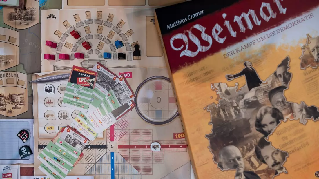 Das Brettspiel «Weimar: Der Kampf um die Demokratie» kann einem Forscher zufolge auch in der Oberstufe eingesetzt werden. - Bild: Fabian Strauch/dpa