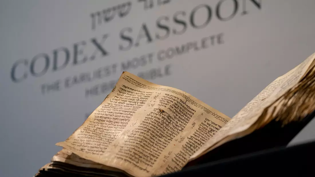 Die älteste bekannte fast vollständige hebräische Bibel wird künftig in Tel Aviv ausgestellt. - Bild: John Minchillo/AP/dpa