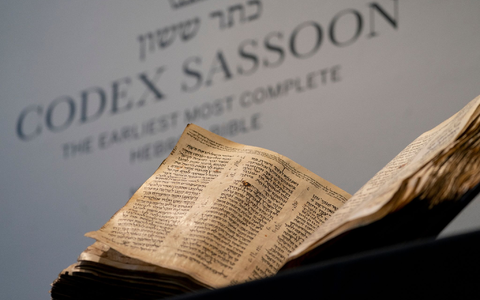 Die älteste bekannte fast vollständige hebräische Bibel wird künftig in Tel Aviv ausgestellt. - Foto: John Minchillo/AP/dpa