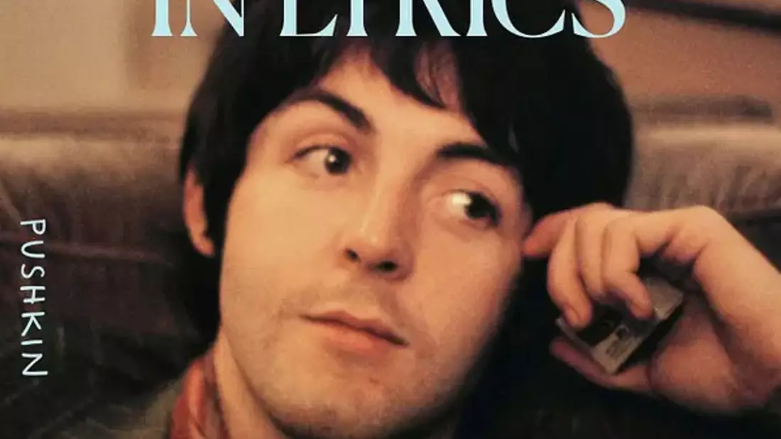 Paul McCartney spricht im Podcast über seine Art Lieder zu schreiben. - Bild: Pushkin/Dawbell/PA Media/dpa